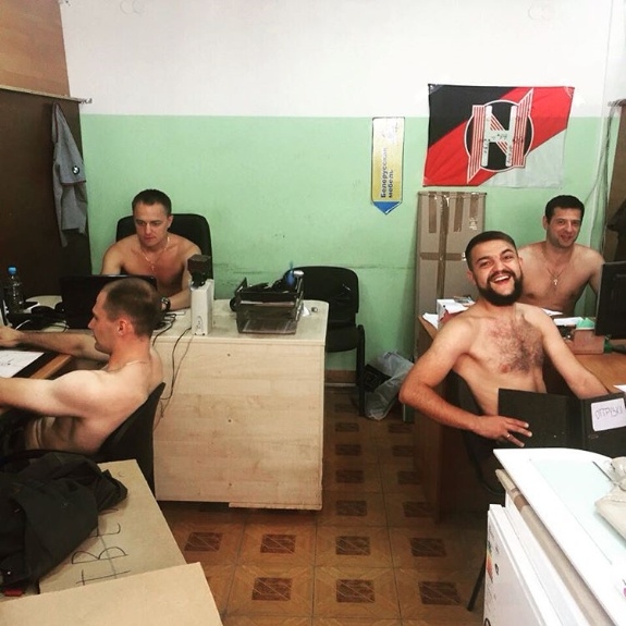 '옷 벗고 일하는' 벨라루스 국민들, 대통령 한 마디에 대동단결!