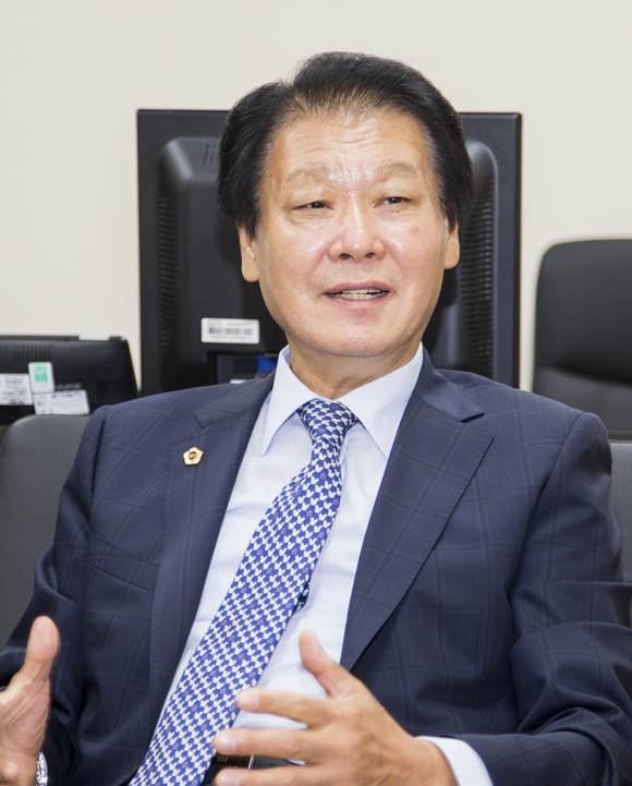 김응규 경상북도의회 의장이 ‘경북형 선진의회’를 강조하며 후반기 의회 운영 방향을 설명하고 있다.