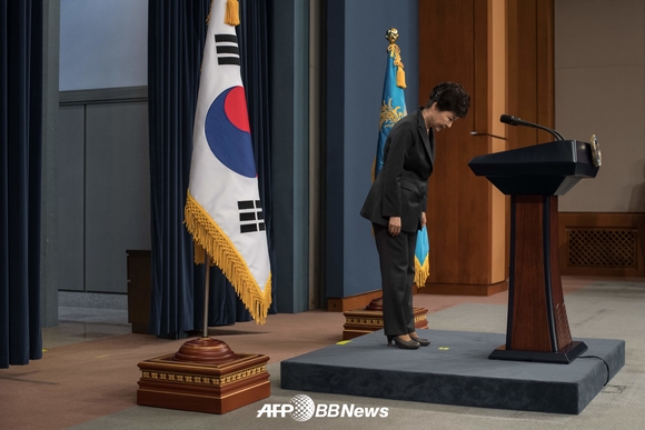 [친절한 쿡기자] 두 번의 사과 그 후, 박근혜 대통령이 밝혀야 하는 것