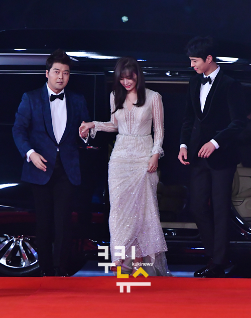 전현무-박보검의 에스코트를 받는 김지원