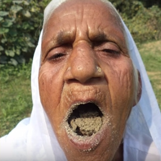 [쿠키영상] 몸에 좋은 모래? 폭풍 흡입하는 78세 인도 할머니