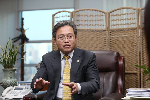 [국회 초대석] 송기헌 의원 “검찰개혁 통해 투명성·공정성 회복해야”