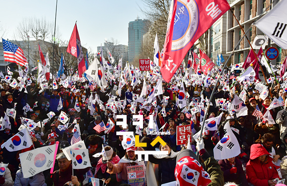 태극기집회 “박근혜 전 대통령에 대한 마녀사냥 중단하라”