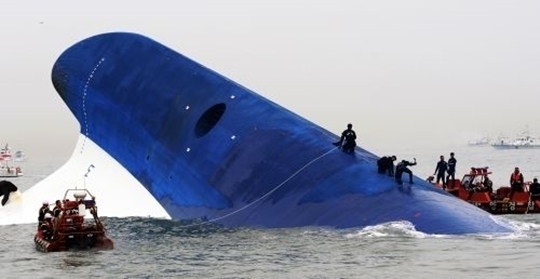 해수부 “세월호 잔존유 유출…방제 대책에 선박 17척 동원”