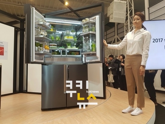 삼성, 말로 통하는 ‘스마트 주방’ 만들다…‘2017 셰프컬렉션 패밀리허브’ 출시