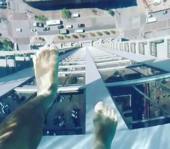[쿠키영상] ‘하늘 위를 걷다’ 40층 높이에 유리 바닥 수영장…고소공포증 주의!