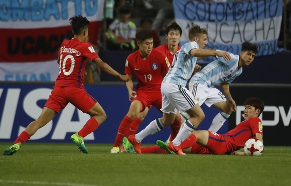 ‘바르사 듀오 골’ 한국, 아르헨티나에 2대1 신승… 16강 확정