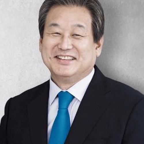 [쿠키영상] 김무성 의원, 캐리어 '노 룩 패스' 논란…누리꾼 뭇매 “가방 받아라 하인아” “컬링하는 줄”