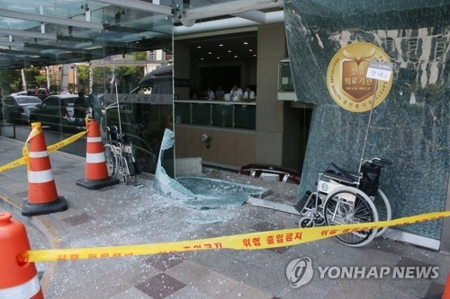 그랜저 차량, 일산백병원 돌진… 병원 아수라장, 8명 보상