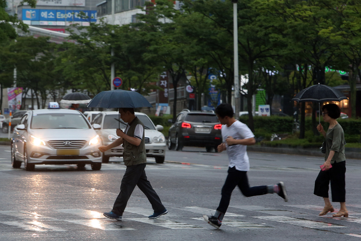 [날씨] 서울·경기 등 중부 지방 최대 120㎜ 호우… 대부분 오후에 그쳐