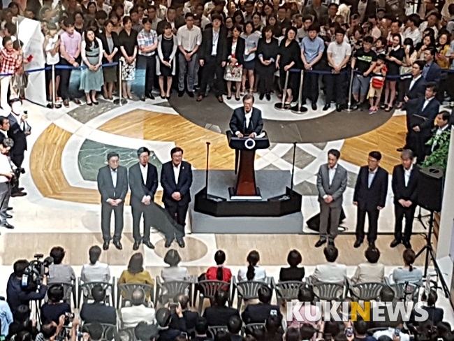 문재인 대통령이 지난 9일 오후 서울성모병원에서 건강보험 보장성강화 대책을 발표하고 있다.