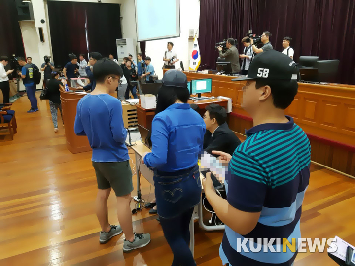 22일 오전 서울지방법원 별관3에서 시민들이 이재용 삼성전자 부회장 등에 대한 선고 공판 방청권 추첨에 응모하고 있다.