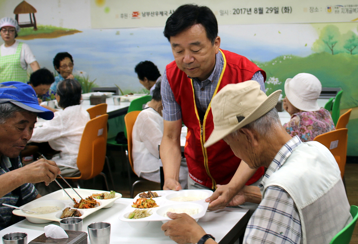 부산남부우체국, 지역 어르신 무료급식 봉사