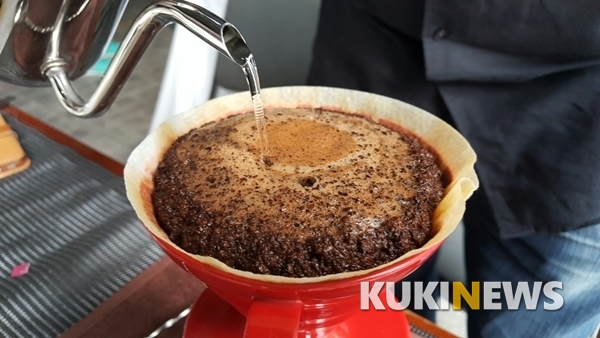 [최우성의 커피소통57] 김춘수 시인의 '꽃'과 '커피 블루잉(brewing)'