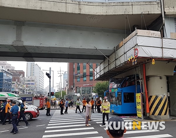 [속보] 서울 당산역 사거리 경기 2층 버스 고가 추돌