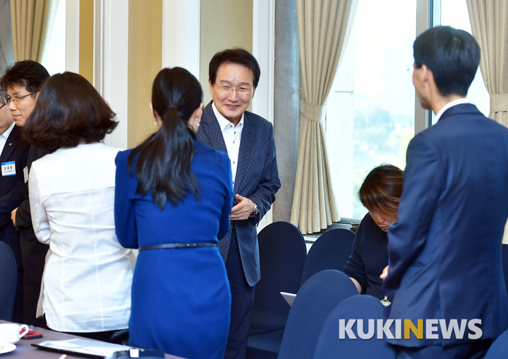 '국가운영고위과정' 참석자들과 인사하는 변재일 의원