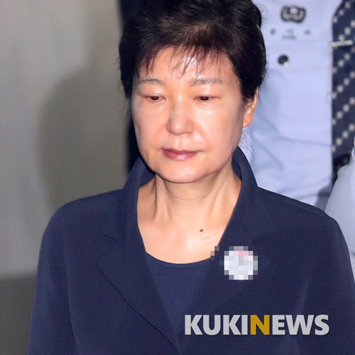 박근혜, 수의 벗고 집 돌아가나…法, 오늘 구속 연장 결정