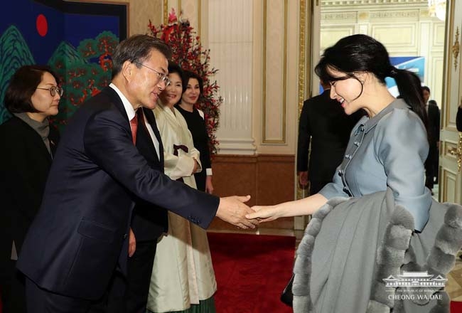 [순간 포착] 한-우즈베키스탄 국빈 만찬장 주연이 된 배우 이영애