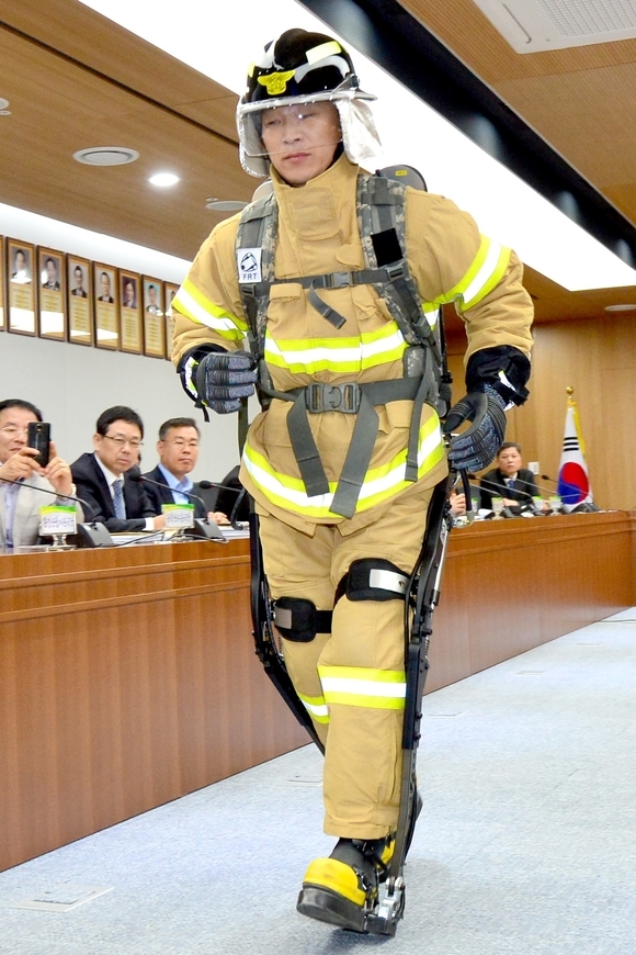 경상북도 소방본부 관계자가 경북도청에서 소방관용 웨어러블 로봇을 시연하고 있다. 경북도 제공.