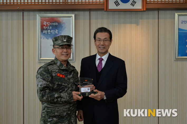 강화군, 이승도 해병대 제2사단장에 ‘명예 군민증’ 전달