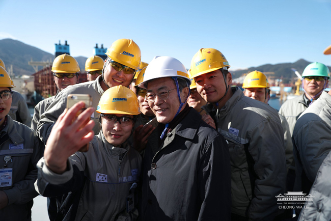 대우조선해양 LNG 연료선 세계 최초 개발에 문재인 대통령 감탄