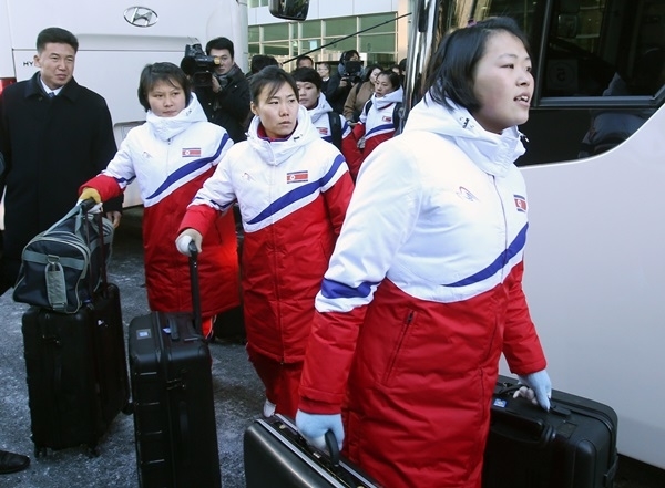평창 동계올림픽 참가하는 北 32인 양양 도착… 마침내 47명 한국 땅 밟다