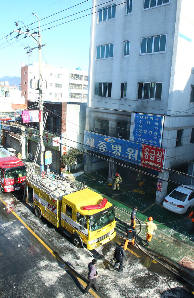 ‘밀양 화재 참사’…병원 재단 이사장‧총무과장 등 2명 구속