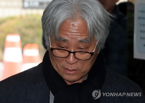 '극단원 성폭력' 이윤택 구속… 법원 