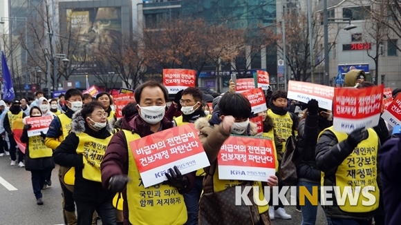 <2만여 의사들은 지난해 12월10일 서울 대한문 광장에서 문재인 케어를 반대하는 집회를 열고, 청와대까지 행진하며 정부정책을 비판하는 목소리를 높였다>