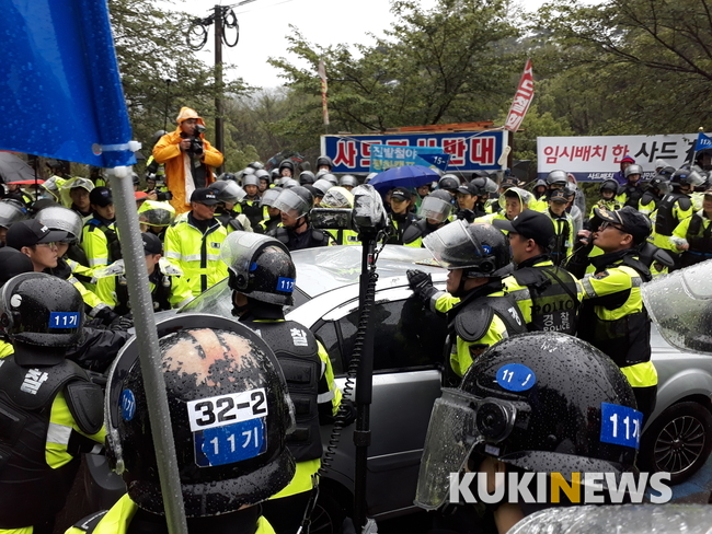 [포토뉴스] 사드 기지 장비 진입 초읽기… 경찰 진밭교서 차량 이동
