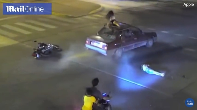 [쿠키영상] '어리둥절' 교통사고 당한 후 차량 지붕 위에 올라앉은 소녀