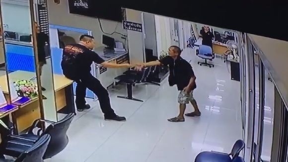 [쿠키영상] 칼 들고 경찰서 침입한 남자, 총 아닌 포옹으로 해결한 경찰