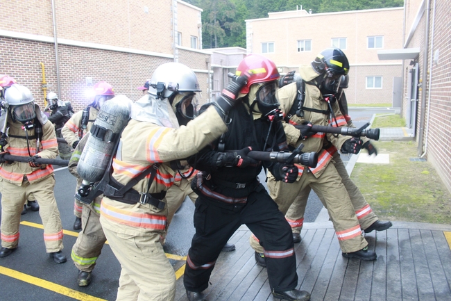 포항제철소 화재구조 구급요원들, 해군 특수부대서 화재 진압훈련 받아