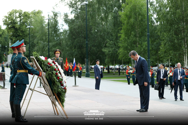 문재인 대통령, 러시아 국빈 방문 첫 날 무명용사의 묘 헌화