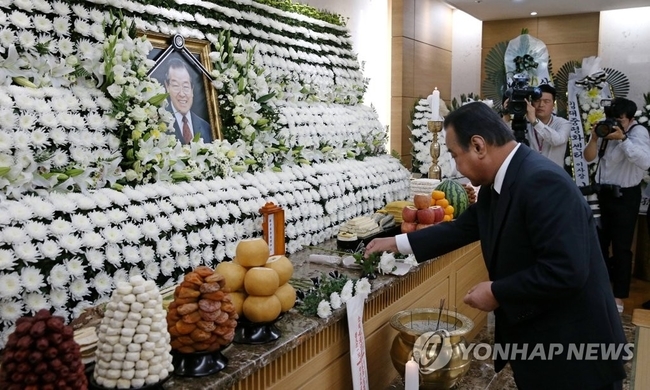김종필 전 총리 묘비명 121자에 드러난 애뜻한 ‘아내 사랑’