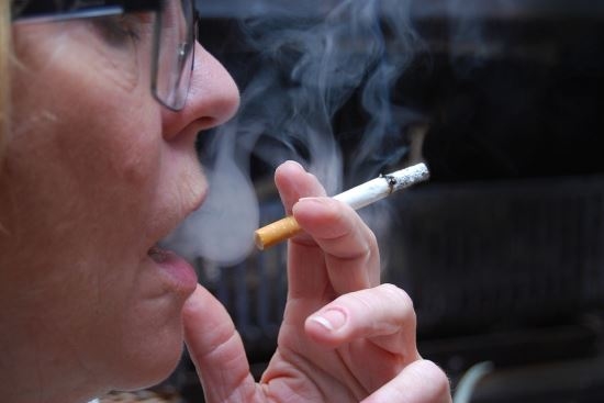 흡연 청소년 절반, 편의점에서 담배 산다