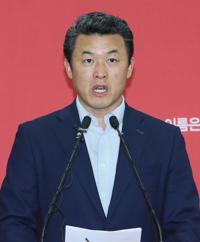 한국당, 최저임금 인상 전면 재검토 촉구 