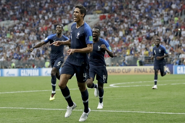 [월드컵 결승전] ‘자책골+페널티킥골’ 프랑스, 크로아티아에 전반 2-1 리드
