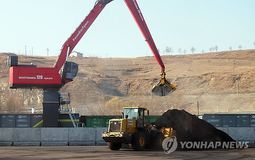 VOA “北 석탄, 지난해 2차례 한국서 환적”