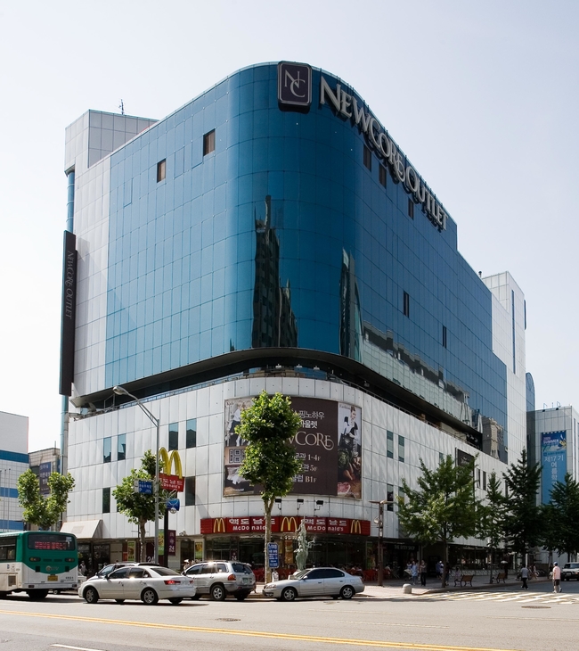 서울 서초 뉴코아 쇼핑몰서 천장 파편 떨어져…'붕괴 헛소문'도 돌아