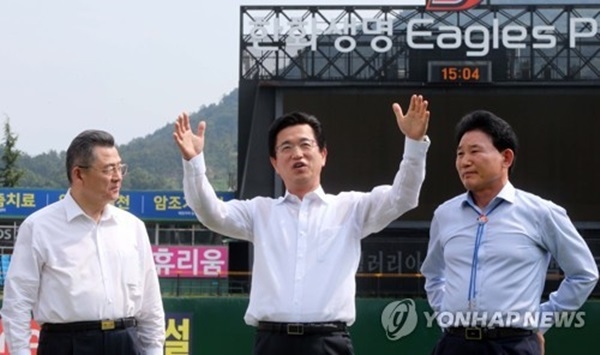 한밭구장 방문한 허태정 대전 시장 “신축구장, 지역사회 발전 이바지할 것”