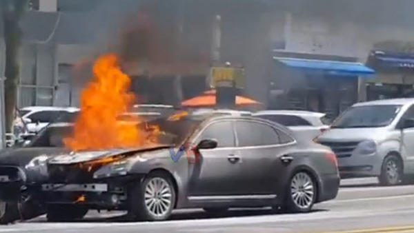 [쿠키영상] BMW에 이어 에쿠스 차량 화재로 사상자 2명 발생…“주행 중 불꽃 튀었다” 원인 조사 中