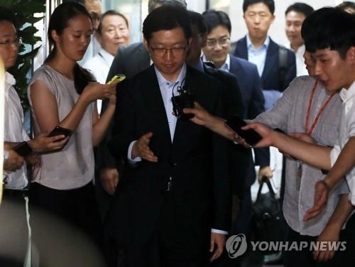 경찰, 조사받고 나오던 김경수 지사 폭행한 50대 체포