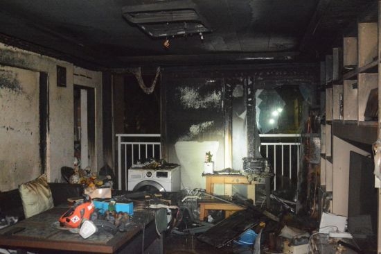 잠실 아파트 화재 일가족 3명 중태…에어컨 문제 추정