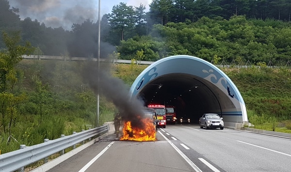 서울양양고속도로서 승합차 화재… 피서객 9명 대피