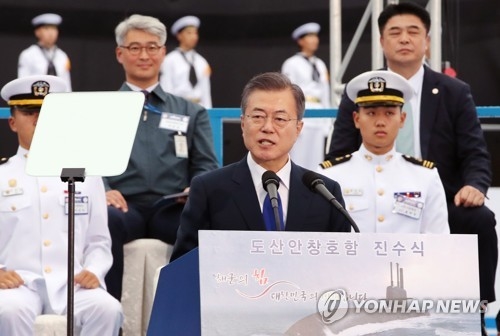 국내 첫 3000t급 잠수함 '도산안창호함' 진수식…文대통령 