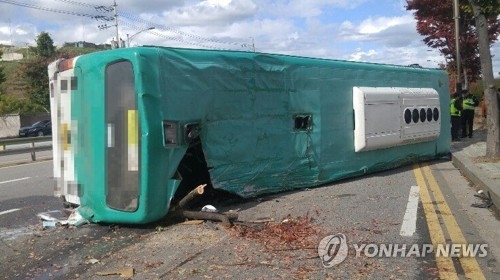 서울공항 인근서 시내버스 우측으로 넘어져…승객 1명 사망