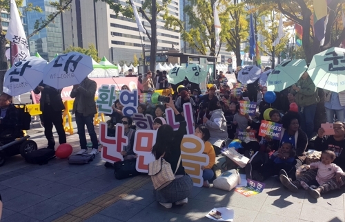 난민 환영행사·반대집회 동시 개최…연대 vs 국민우선 ‘팽팽’