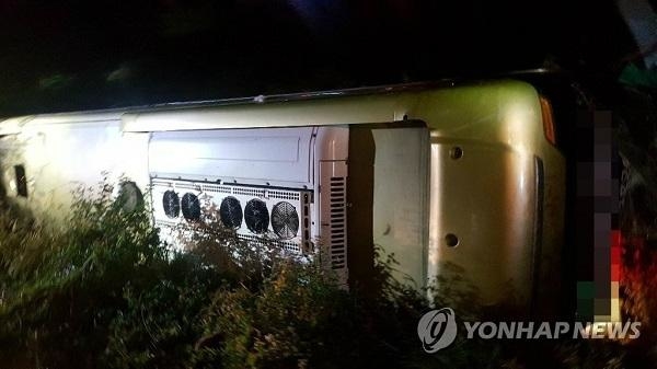 천안논산고속도로서 고속버스 5m 아래 추락···1명 사망·13명 부상