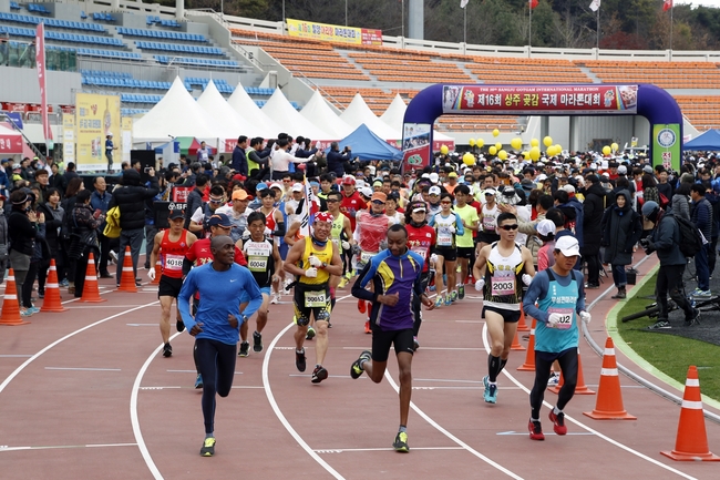 [포토] 힘차게 출발하는 선수들...상주곶감 국제마라톤대회